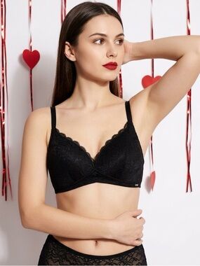 La Vie En Rose Black Lace Wireless Bralette